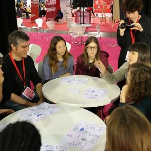 Estrena del joc de cartes de l'economia del procomú el 2018 a la fira de l'ocupació juvenil de Barcelona